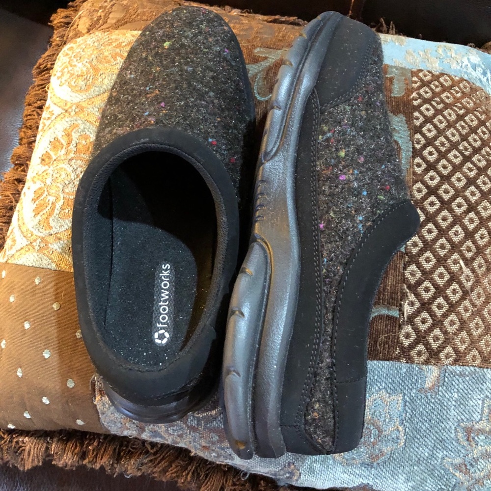 NWOT ABEO Size 9 Wide Mules